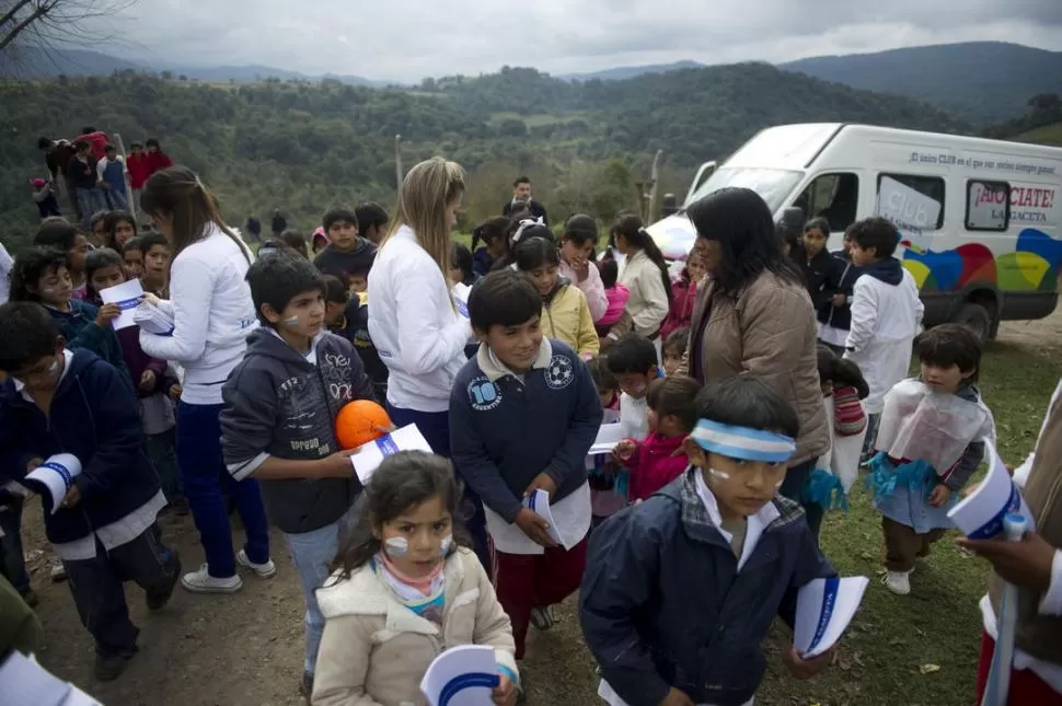 REVOLUCIÓN. Los nenes quedaron encantados con los regalos de LA GACETA.