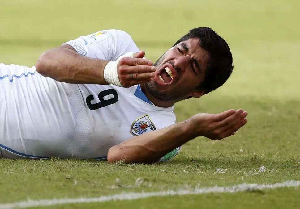 EL PASADO LO CONDENA. Luis Suárez ya fue castigado por haber mordido a sus rivales, en Holanda y en Inglaterra. 