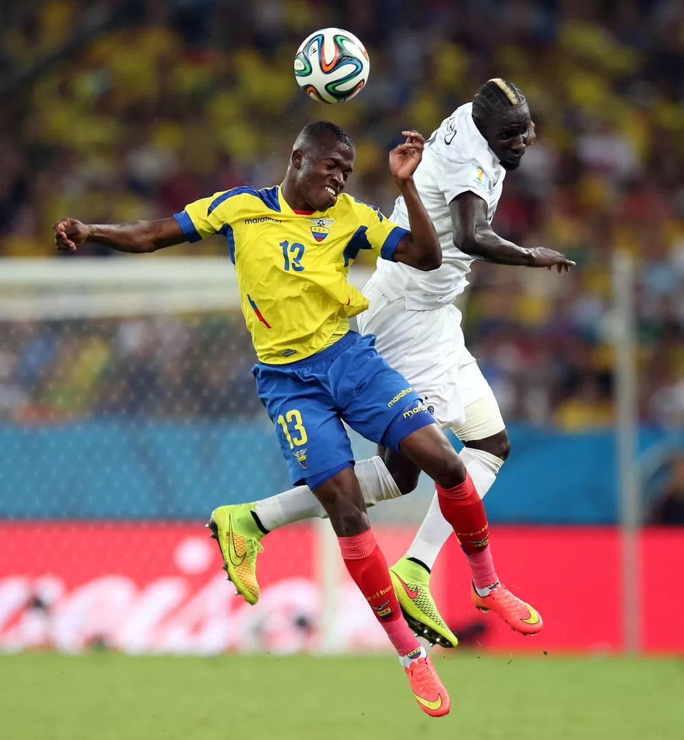 MUCHA LUCHA. Ecuador y Francia jugaron un partido atractivo, pero sin goles.  