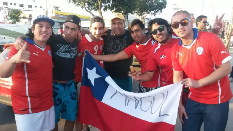 ANGOL, PRESENTE. Fans de la pequeña localidad cercana a Temuco tampoco quisieron perderse el partido de la “vida” de Chile, según los hinchas ayer. la gaceta / fotos de guillermo monti (enviado especial)
