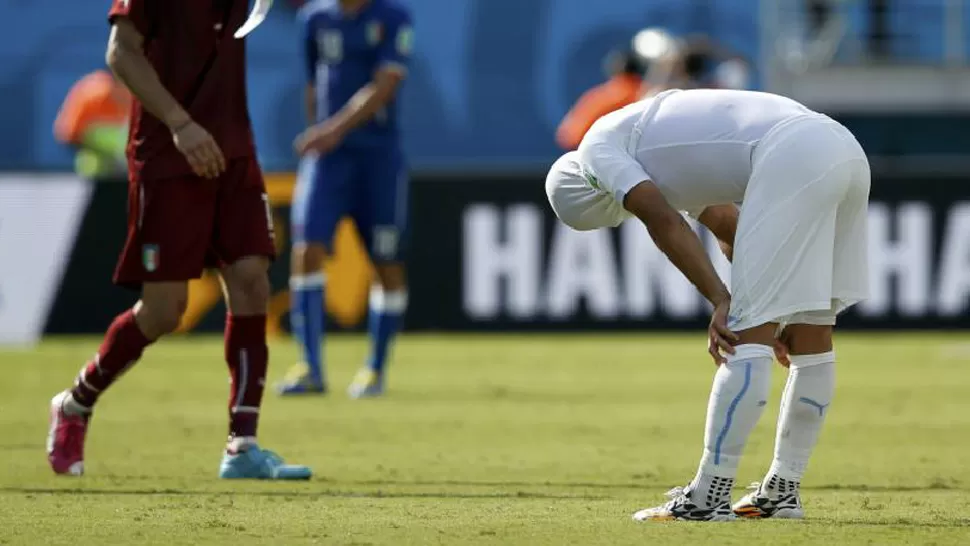 TODOS CONTRA EL. Suárez se convirtió en el villano de Brasil 2014. ARCHIVO