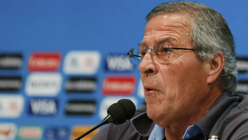 ENOJADO. Óscar Tabárez, molesto con la FIFA. REUTERS