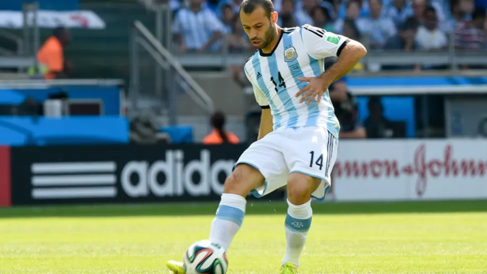 GRAN PASADOR. Javier Mascherano es el futbolista que más pases realizó en la primera fase del Mundial con 311, de los cuales 278 tuvieron buen destino, lo que determinó un 89 por ciento de efectividad, según un registro estadístico divulgado tras completarse la primera fase del Mundial de Brasil.