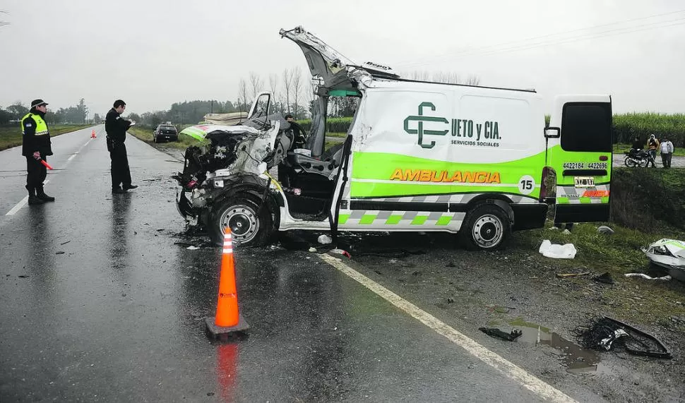 AL COSTADO DE LA RUTA. El frente del utilitario quedó destrozado luego de impactar con una rastra cañera. la gaceta / foto de osvaldo ripoll