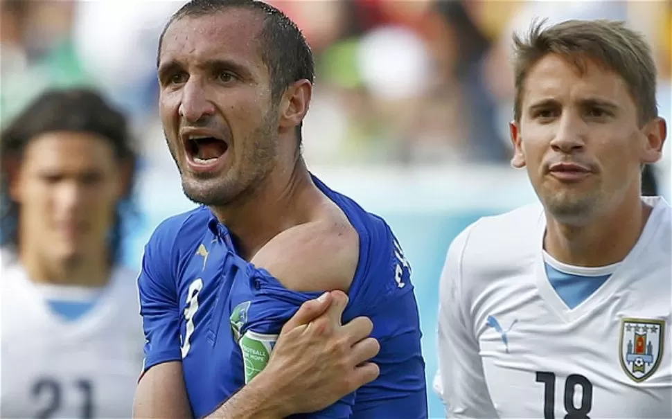 AGRESIÓN. Chiellini se queja de la mordida de Suárez. FOTO TOMADA DE TELEGRAPH.CO.UK