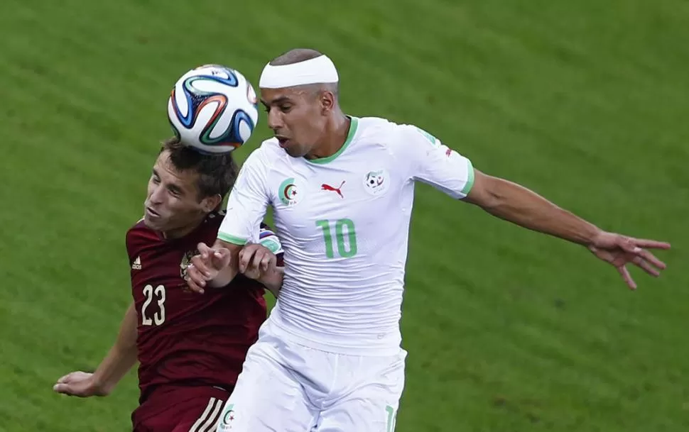 EN DISPUTA. El ruso Kombarov y Feghouli (Argelia) en una pelota aérea.  