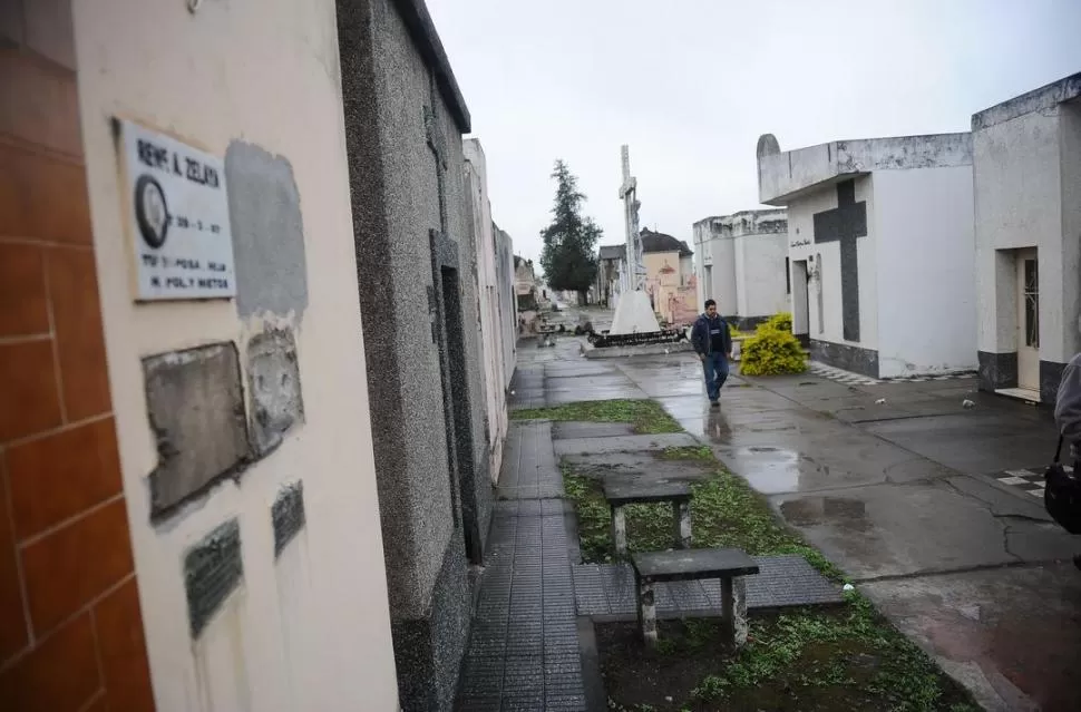 MANCHA EN LA PARED. Para los deudos de los muertos que están en las tumbas profanadas, el vacío que dejaron las chapas arrancadas duele. la gaceta / fotos de olmos sgrosso 