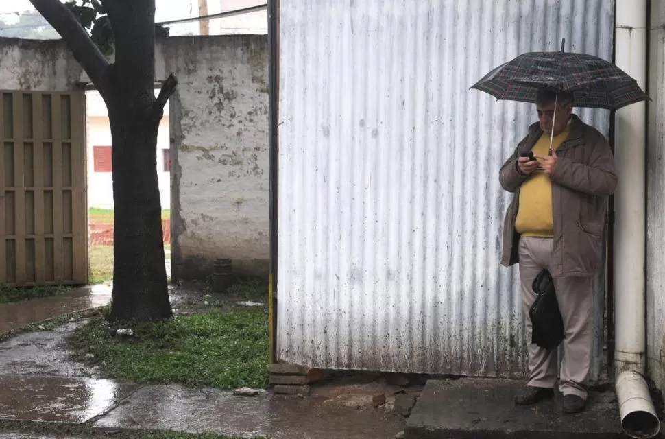 ESPERA. Alberto Lebbos no quiso ingresar a la sala en la que esperaban los sospechosos y aguardó bajo la lluvia. la gaceta / fotos de antonio ferroni