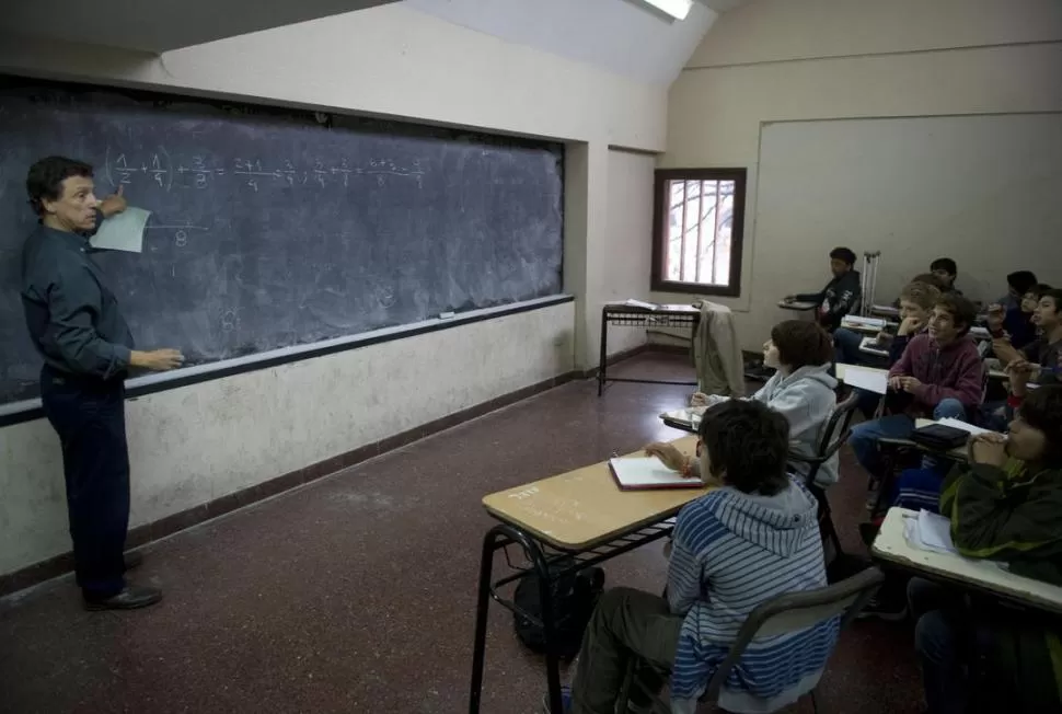 AYER, EN EL COLEGIO. El arquitecto Luis Nicolosi da Matemáticas a la mayoría de los chicos de 1º “A” del Gymnasium. la gaceta / foto de jorge olmos sgrosso