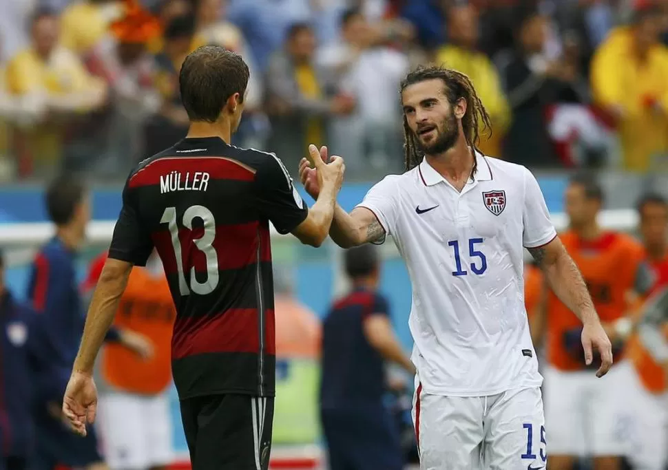 SIGUEN CON VIDA. Müller y Bekerman se saludan amigablemente luego de que sus equipos lograron clasificarse a octavos. 