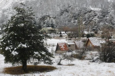 La nieve se anticipó a las vacaciones de invierno en Tafí del Valle