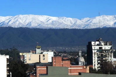 Los cerros de Tucumán amanecieron cubiertos con un manto blanco