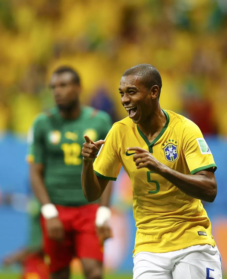 A RENDIR BIEN. Fernandinho ocupará un lugar en el medio reemplazando a Paulinho, que no tuvo buenos rendimientos. reuters