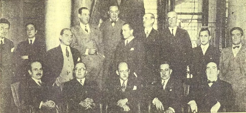 GRUPO DE FUNDADORES. Desde la izquierda, sentados, Terán, Roth, Bascary, Del Campo, Idígoras. De pie, Olivares, Terragni, Berho, Zavaleta, Cross, Pasquini López, Stagnetto, Padilla, Terán y Santillán.  la gaceta / archivo