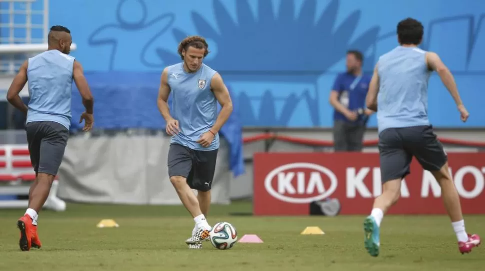 VOLVER A BRILLAR. En Uruguay apuestan a que Diego Forlán recupere su mejor nivel para ayudar a olvidar la baja de Suárez. reuters