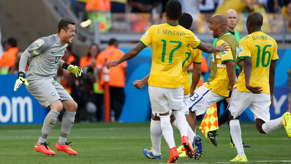 FESTEJO DESATADO. El arquero Julio Cesar celebra con sus compañeros después de que la pelota de Jara se estrellara en palo. REUTERS