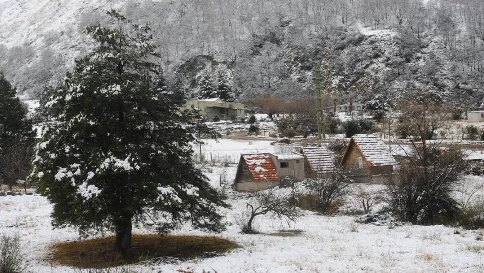 HERMOSO, AUNQUE SE CONGELEN LAS CAÑERÍAS. Los tafinistos reconocen que la nieve atrae turistas.  la gaceta / foto de osvaldo ripoll