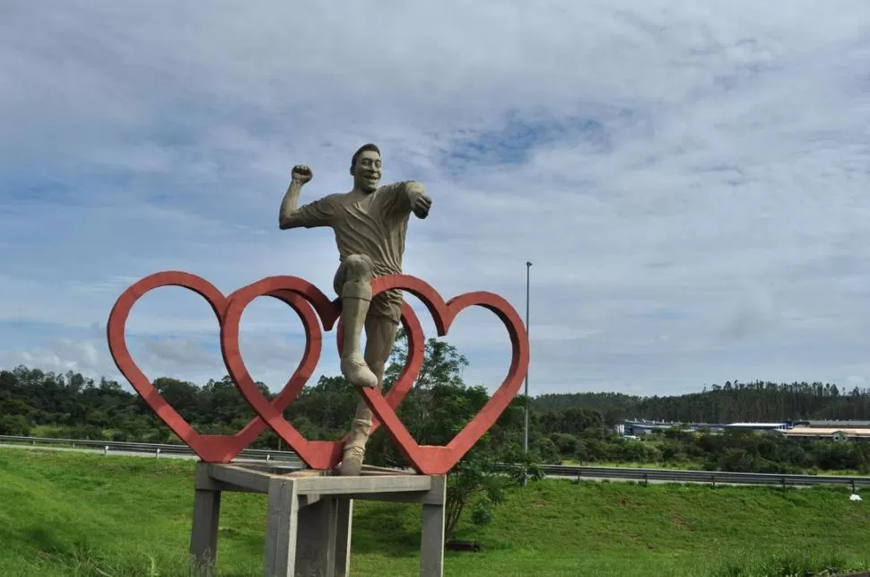 BIENVENIDOS. Tres Coraçoes recibe a sus visitantes con una obra de arte en la que, claro, Pelé es la imagen central y excluyente de un pueblo sin favelas ni pobreza. 