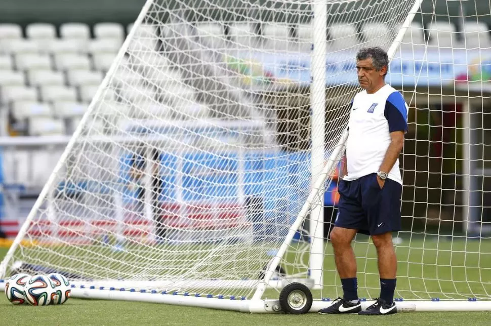 EXPERIMENTADO. Fernando Santos dirige al seleccionado griego. 