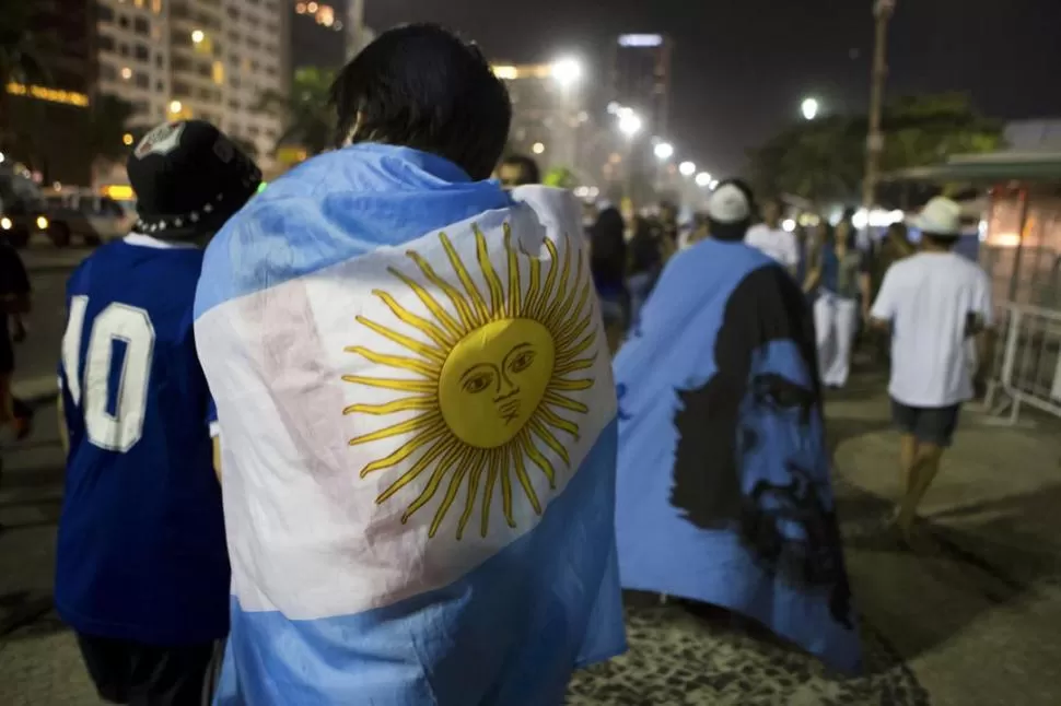 POBREZA. Los fanáticos que quedan en Brasil ahorran hasta el último real. 