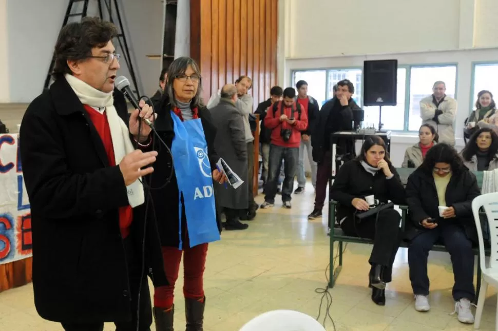 ASAMBLEA. El dirigente Ángel Paliza critica el aval a los “padres-profes”. la gaceta / foto de inés quinteros orio