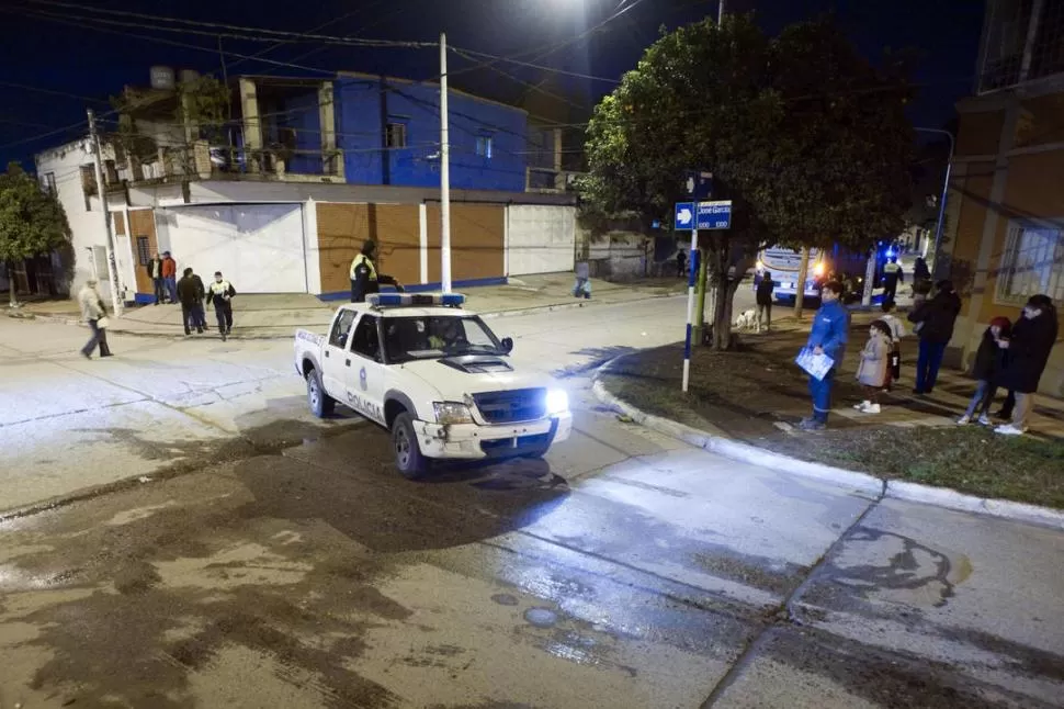 LUEGO DEL CHOQUE. Una camioneta policial se lleva la moto de la víctima. la gaceta / foto de diego aróz