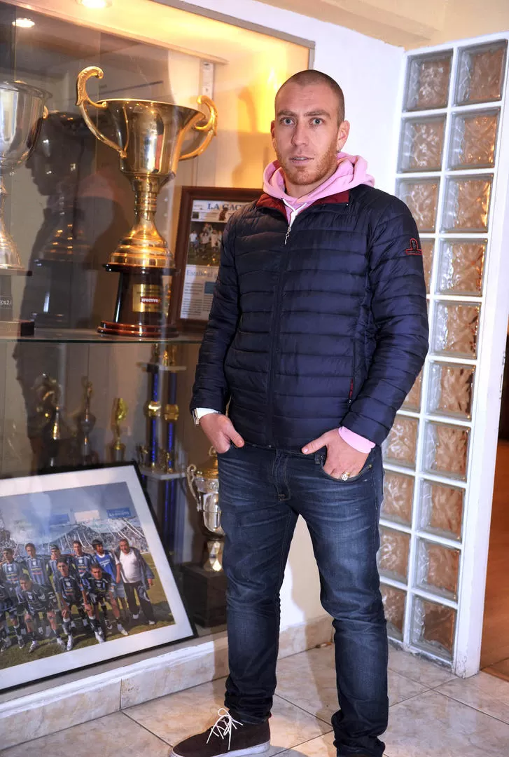 CONTENTO. El ex Quilmes posa en las oficinas del Monumental, luego de firmar. 