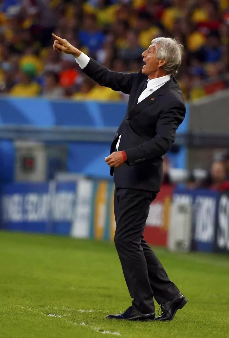 EN LA CÚSPIDE. Pekerman, adorado por todos en Colombia, da indicaciones en el partido que su equipo derrotó a Uruguay. reuters