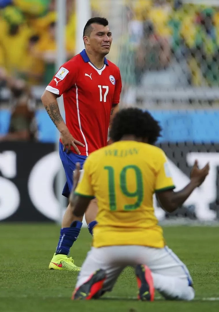 PENA Y GLORIA. Medel jugó en una pierna y fue un león que se irá a casa, Willian (que reza) falló un penal pero sigue. 