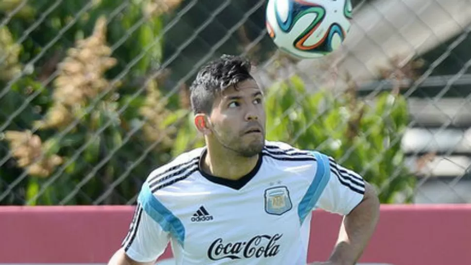 OTRA VEZ EN LAS PRACTICAS: El delantero del seleccionado argentino Sergio Kun Agüero se entrenó esta mañana en el campo de juego por primera vez desde la lesión muscular que sufrió el pasado miércoles ante Nigeria en Porto Alegre.