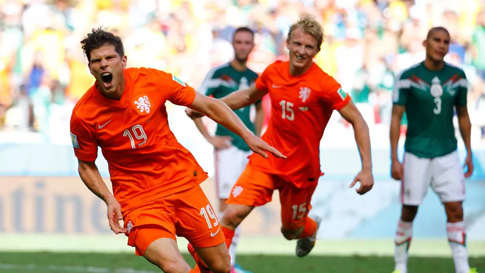 ENLOQUECIDO. Huntelaar celebró el gol del triunfo, ante la decepción de los jugadores mexicanos. REUTERS