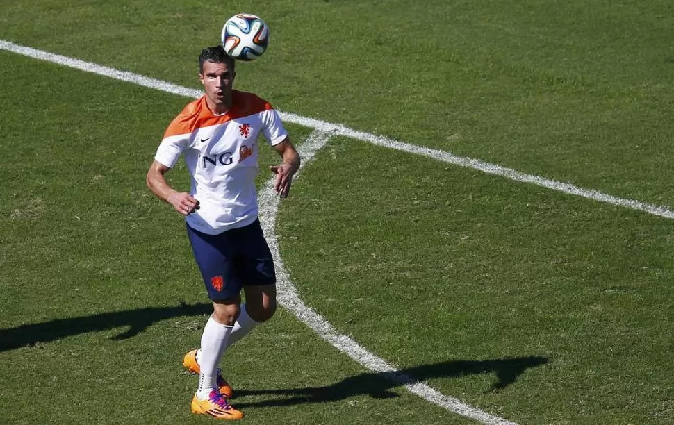 VUELVE DESDE EL ARRANQUE. Van Persie cumplió la fecha de suspensión y jugará en el ataque para batir al buen Ochoa. reuters