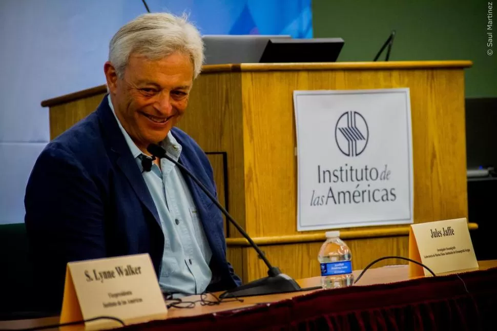 EN SAN DIEGO, CALIFORNIA. El científico Jules Jaffe expone ante más de 30 periodistas de Latinoamérica. foto GENTILEZA de saúl martínez / la crónica de baja california