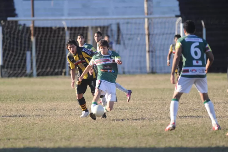 IGUALDAD. Peralta, de San Jorge, se lleva la pelota ante Martínez. 