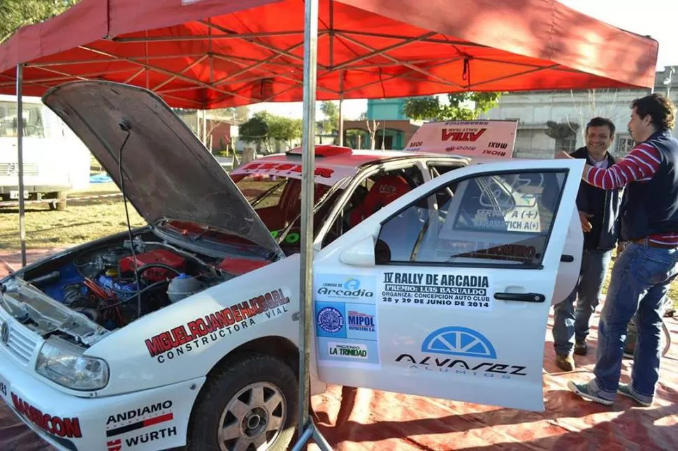 AUTO CONOCIDO. Adrián Assaf le vendió su VW Polo a Enzo Servilli. Aquí la máquina, atendida en el parque de asistencia. 