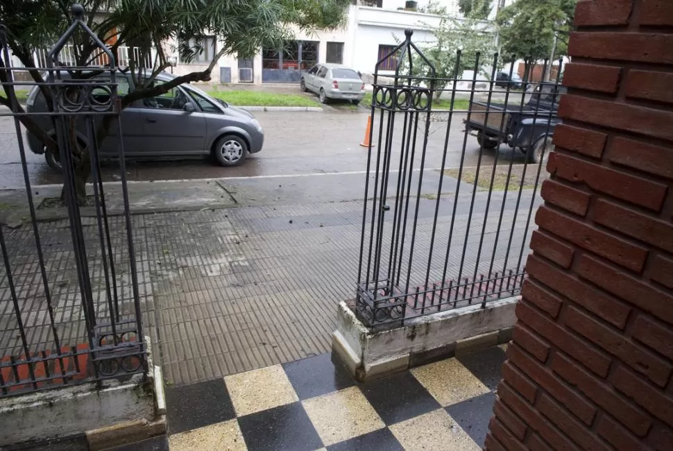 SIN PROTECCIÓN. Los ladrones se llevaron el portón de entrada de una de las viviendas de Congreso al 500.  