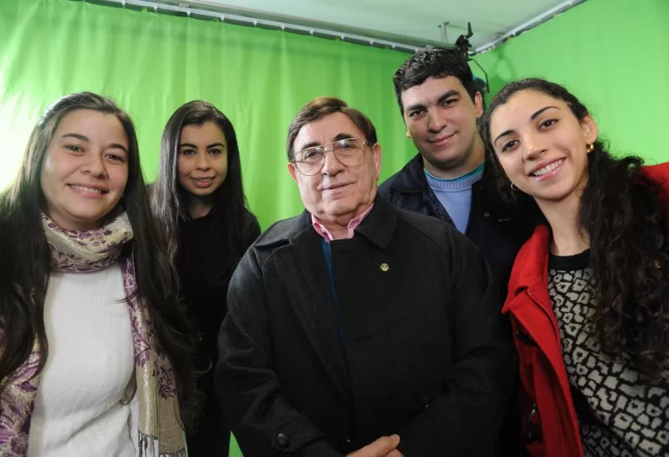LA ALEGRÍA DE SERVIR A LOS DEMÁS. Nahir, Laura, Augusto y “Madu” rodean a su asesor, Alfredo Melhem. la gaceta / foto de franco vera