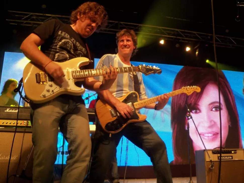 ROCK. Boudou (con camiseta de Argentina) tocó con La Mancha de Rolando. perfil.com