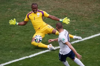 El arquero nigeriano alternó buenas atajadas y errores fatales