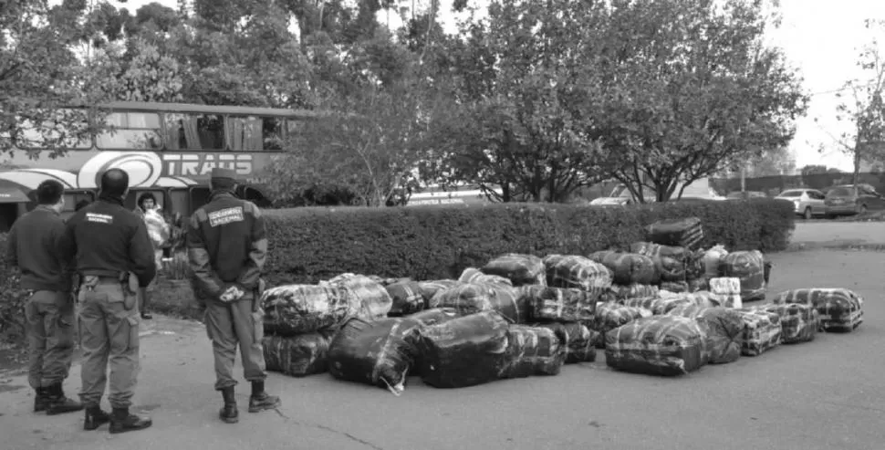 EN EL COLMENAR. Los 92 bultos que llevaban en el colectivo quedaron secuestrados en la sede del Escuadrón 55 de Gendarmería Nacional. prensa gendarmeria nacional argentina