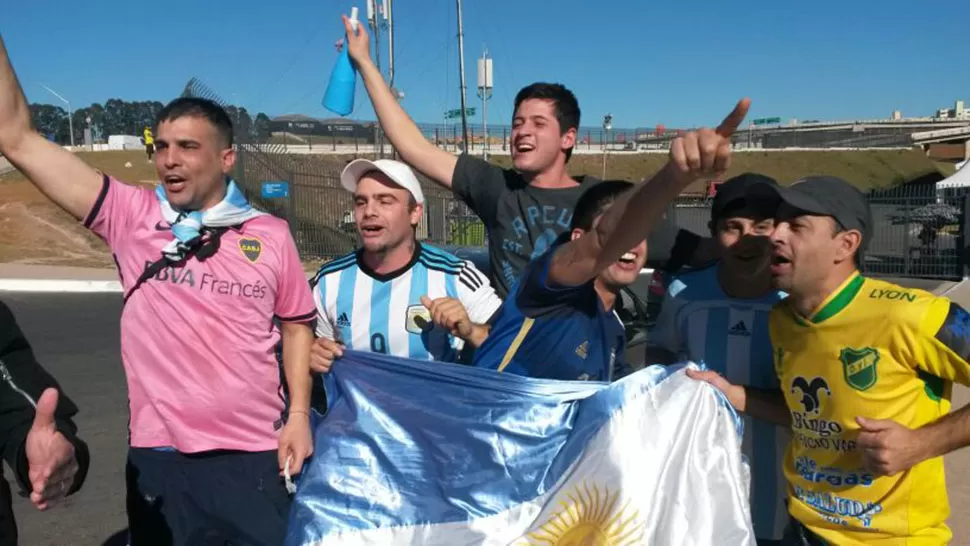 FANÁTICOS. Los hinchas ya quieren ver a la Selección. LA GACETA / GUILLERMO MONTI