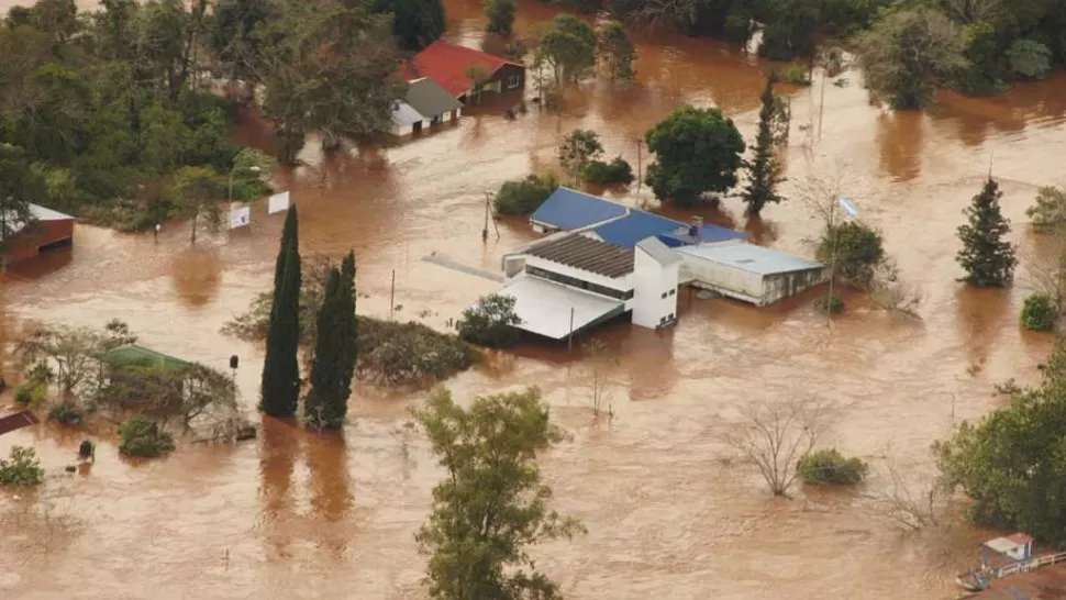 BAJO EL AGUA. Situación crítica en uno de los barrios más perjudicados de Misiones. FOTO TOMADA DE TN.COM.AR