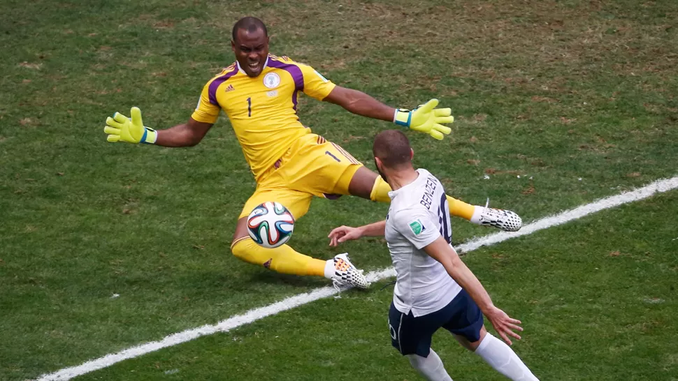 REFLEJOS. Enyeama le ganó un mano a mano a Benzema. REUTERS