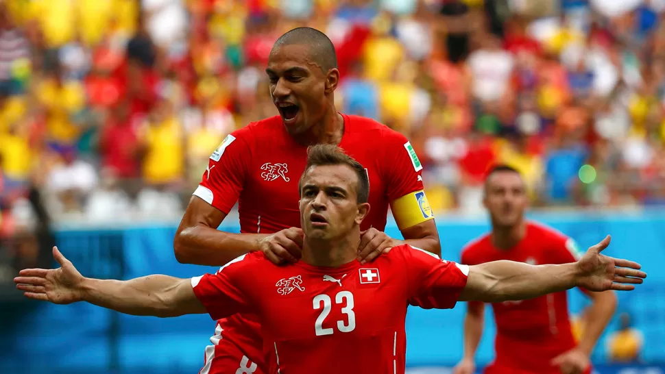 CONFIADOS. Inler -quien celebra en los hombros de Shaqiri- siente que Suiza podrá vencer a la Argentina. REUTERS