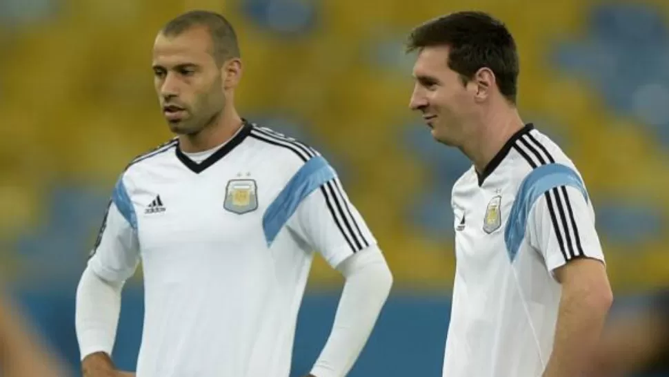 RECONOCIMIENTO. Lionel Messi recibió la camiseta número 10 del Timao y Mascherano otra casaca del club, aunque en su caso porque jugó para esa institución entre 2005 y 2006 antes de emigrar a Inglaterra.
