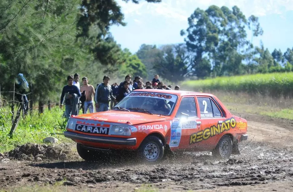 LLEGÓ FIRME. Miguel Reginato y su clásico Renault 18. Pudo completar la prueba con los tiempos que esperaba en una carrera que tuvo barro y muchas piedras. 