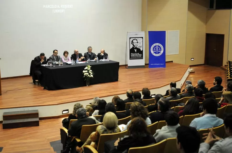 AULA MAGNA. Juristas y especialista en Derecho debatieron el viernes sobre el anteproeycto de reforma del Código Penal de la Nación. la gaceta / foto de inés quinteros orio