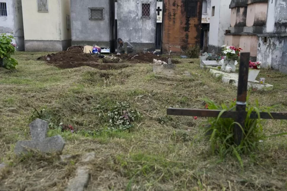 TIERRAS PÚBLICAS. En el sector 50 había cuatro fosas abiertas cuando enterraron a Pamela Laime, y esta semana volverán a exhumar cuerpos. la gaceta / foto de jorge olmos sgrosso