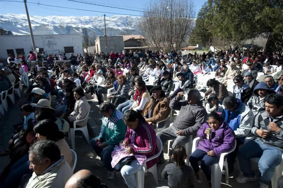 DEVOCIÓN. Cientos de fieles participaron de la misa de entronización de la imagen de la Virgen de la Eucaristía. Al fondo, las cumbres nevadas. la gaceta / fotos de diego aráoz