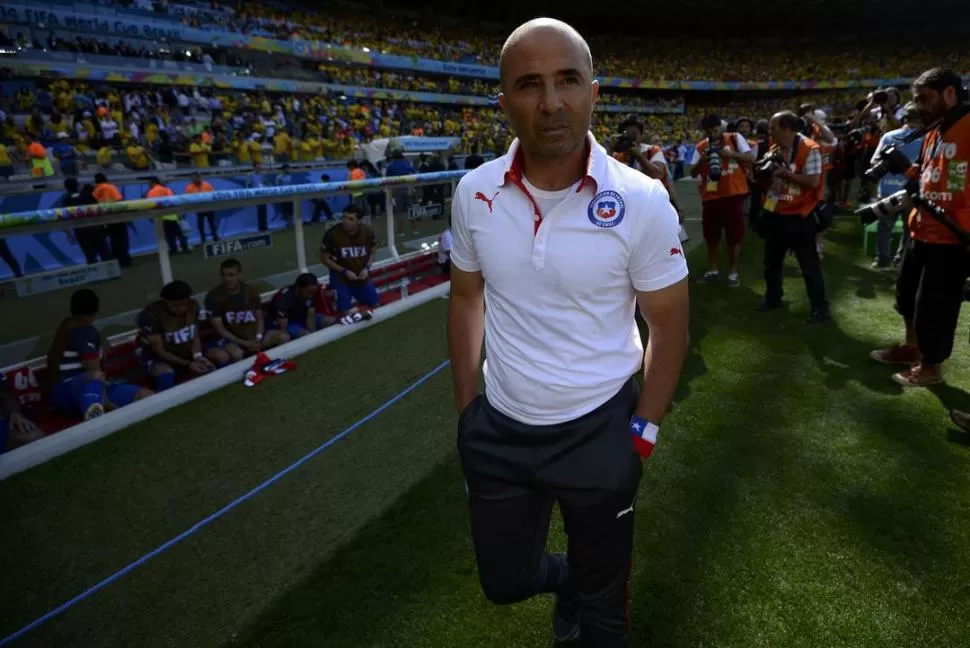 REVOLUCIÓN. Sampaoli le cambió la mentalidad a un equipo chileno que entendió que puede jugar de igual a igual a cualquier rival y en cualquier escenario posible.  